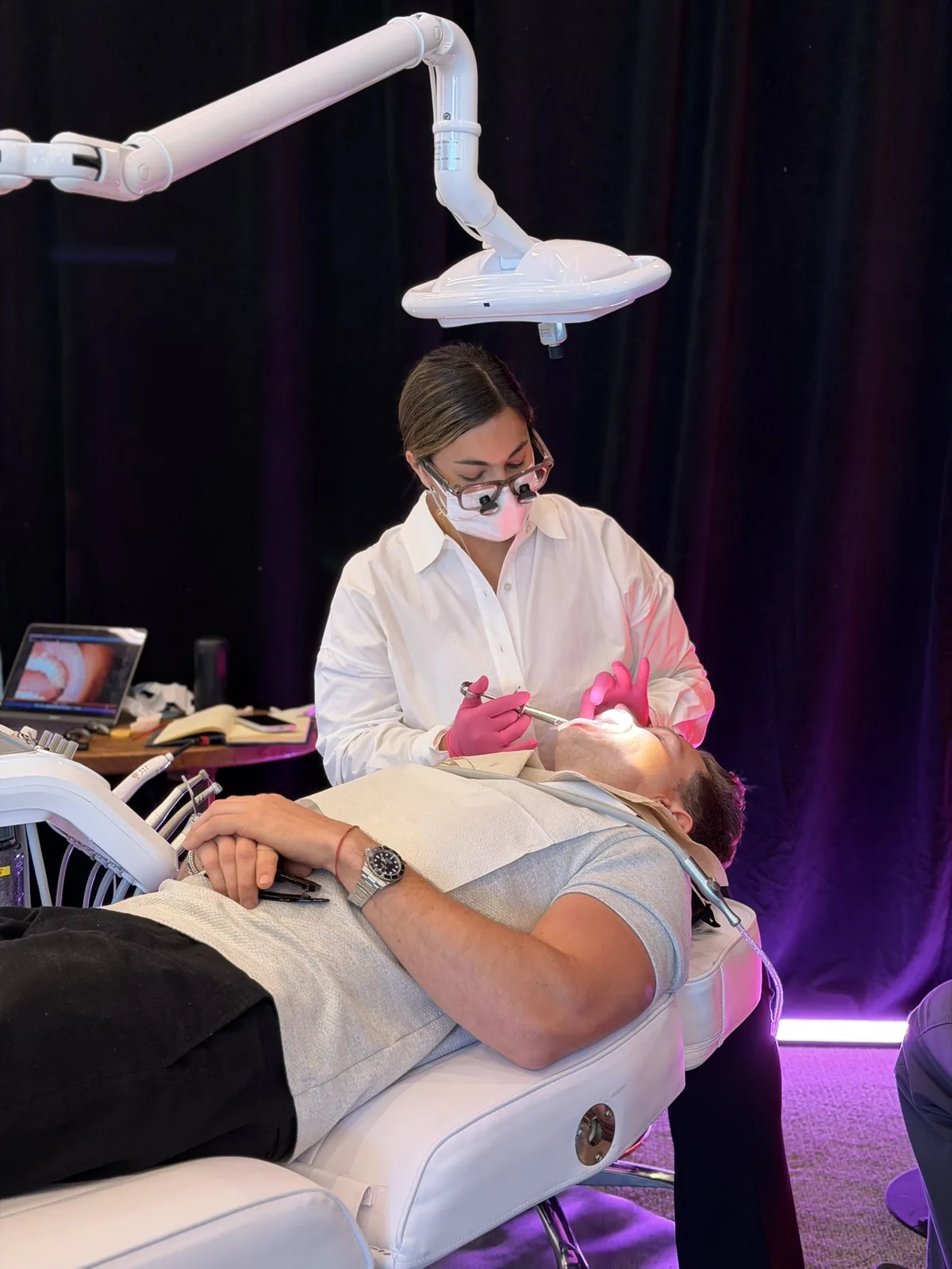 A clinician in loupes works at the treatment chair under the operatory light during the hands-on session at IGNITE 2026 A clinician in loupes works at the treatment chair under the operatory light during the hands-on session at IGNITE 2026